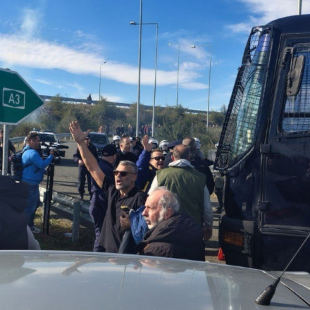 Καρδίτσα: Επεισόδια μεταξύ αγροτών και αστυνομικών - Ξύλο και δακρυγόνα στον Ε65