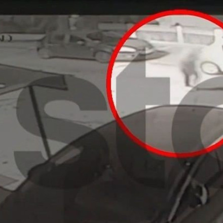 Πετρούπολη: Η στιγμή που η 18χρονη τρέχει να ξεφύγει από τον επιδειξία, «Τρόμαξα πολύ, αυνανιζόταν»