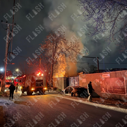 Συναγερμός στην Πυροσβεστική - Φωτιά σε αποθήκη ξυλείας στο Ρέντη