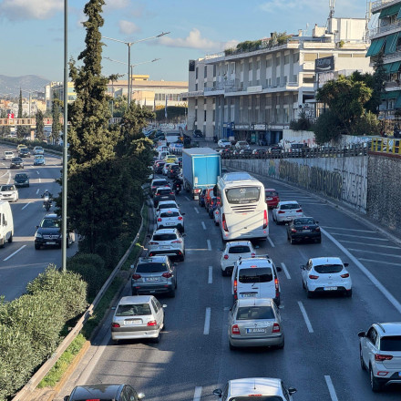 Κίνηση: Στο «κόκκινο» το λεκανοπέδιο - Νταλίκα μπλόκαρε τους δρόμους προς Πειραιά