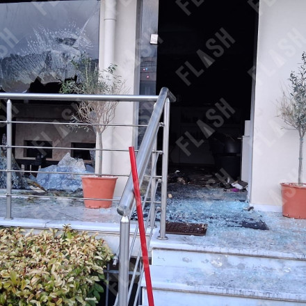 Εμπρησμός από κουκουλοφόρους σε κομμωτήριο στα Γλυκά Νερά