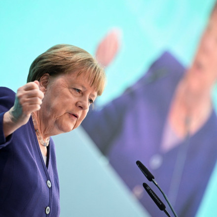 Η Μέρκελ «κουνάει το δάχτυλο» στον Μερτς για τη συνεργασία με την ακροδεξιά - «Αθέτησε τον λόγο του»