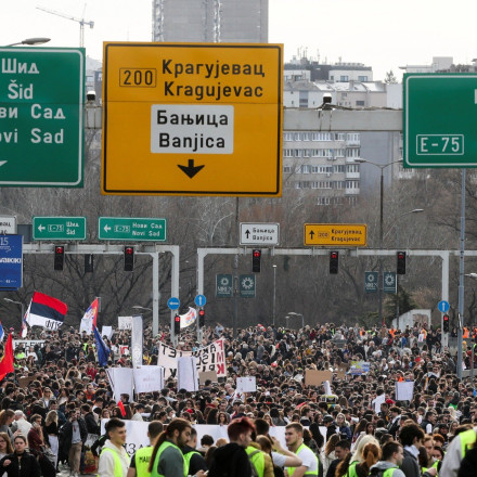 Χάος στη Σερβία: Φοιτητές απειλούν με 24ωρο αποκλεισμό του Βελιγραδίου