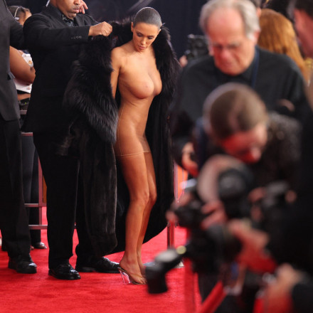 Μπιάνκα Σενσόρι: Νέα προκλητική εμφάνιση μετά τις δηλώσεις του Κάνιε Γουέστ περί αιμομιξίας