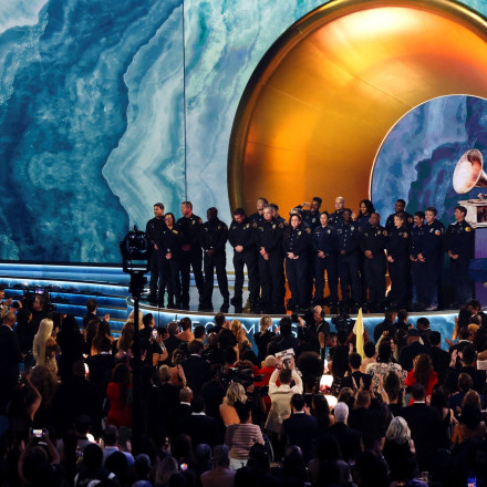 Grammy: «Υποκλίθηκε» το κοινό στους ήρωες του Λος Άντζελες - «Είστε έμπνευση, θα ξαναχτίσουμε μαζί»