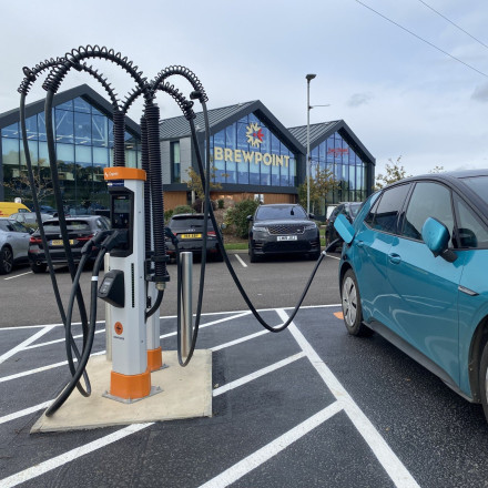 Απόπειρα κλοπής σε σταθμό φόρτισης κατέληξε σε τραγωδία: Δύο τραυματίες στο ΚΑΤ