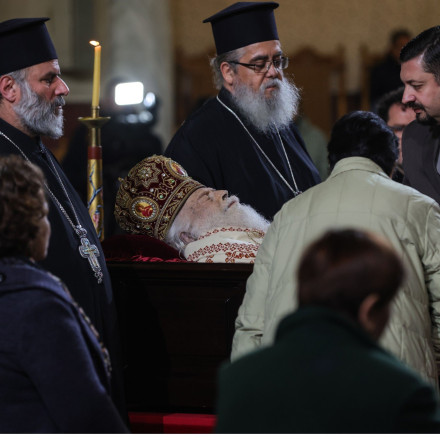 Ο Μητσοτάκης στην εξόδιο ακολουθία του Αρχιεπισκόπου Αναστάσιου - Κοσμοσυρροή στο λαϊκό προσκύνημα