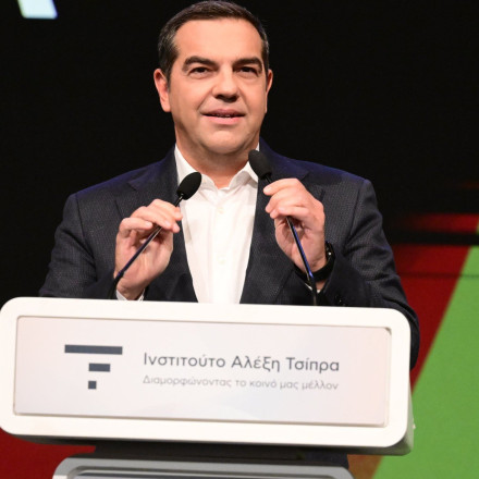 Αλέξης Τσίπρας: Επιλεκτική «μνήμη» και a la carte κράτος δικαίου στη νέα εκδήλωση του Ινστιτούτου