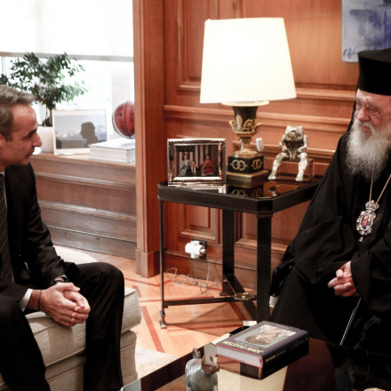 Τετ α τετ Μητσοτάκη - Ιερώνυμου: Τι είπαν - Μαζί στα Τίρανα στην κηδεία του Αρχιεπισκόπου Αναστάσιου