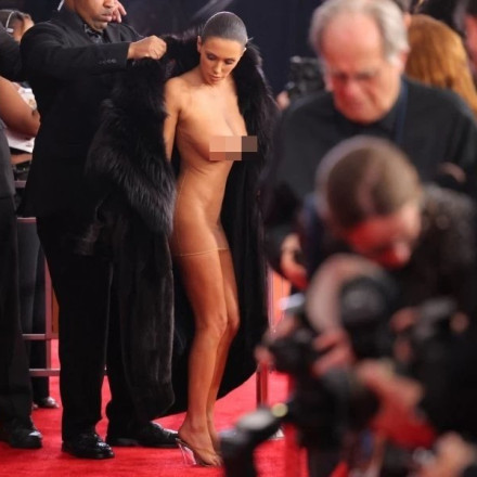 «Αδειάζει» τη Bianca Censori ο παραγωγός των Grammy - «Υπάρχει ενδυματολογικός κώδικας»