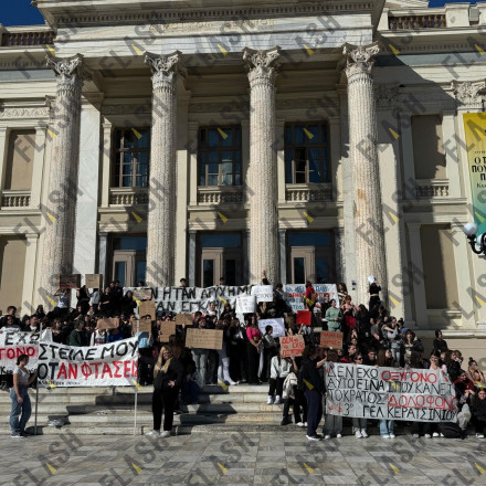 Συγκέντρωση μαθητών και φοιτητών στο δημοτικό θέατρο Πειραιά για τα Τέμπη: Οι ένοχοι να πληρώσουν