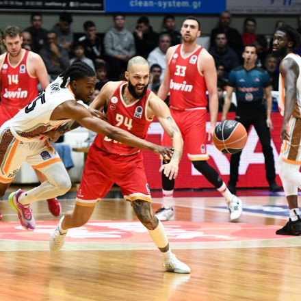 Προμηθέας – Ολυμπιακός 74-77: «Καθάρισαν» Μιλουτίνοφ και Λαρεντζάκης [Vid]