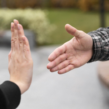 Βίντεο ντοκουμέντο από απόπειρα αρπαγής 13χρονης στο Μπουρνάζι - Πώς την έσωσε περαστική