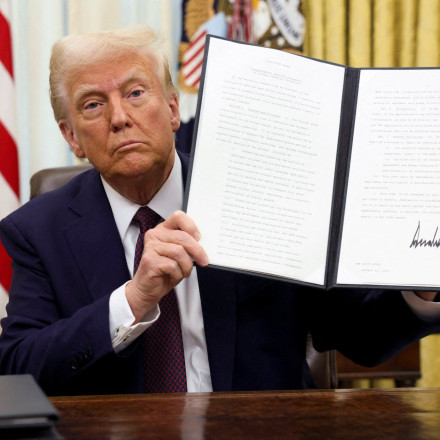 Νέα «φωτιά» από Τραμπ: «Παγώνει» τις κρατικές επιχορηγήσεις - Στον «αέρα» παιδεία, υγεία, στέγαση