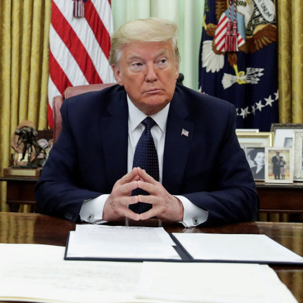 Τραμπ: Υπογράφει νέα διατάγματα για τον στρατό - Διώχνει τους τρανς, φέρνει πίσω αντιεμβολιαστές