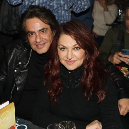 Καίτη Γαρμπή και Διονύσης Σχοινάς σε νέα βραδινή έξοδο - Οι αγκαλιές και το κοινό look