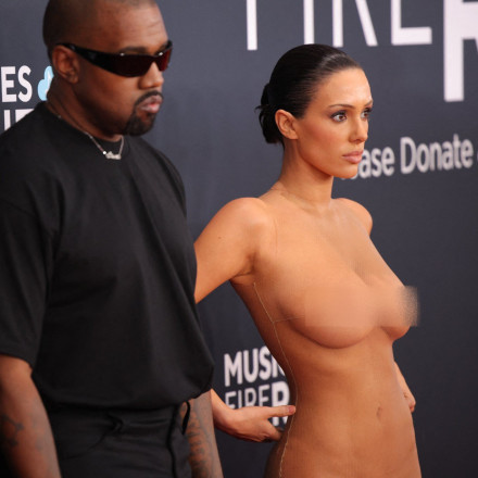 Νέα «καυτή» εμφάνιση για τη Μπιάνκα Σενσόρι: Με ολόσωμη εφαρμοστή λάτεξ φόρμα «μοίρασε εγκεφαλικά»