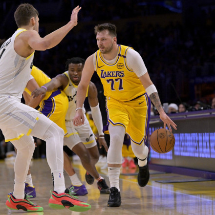 Υπέταξαν τους Τζαζ οι... ανανεωμένοι Λέικερς - Αυτά έκανε στο ντεμπούτο του ο Λούκα Ντόντσιτς [vid]