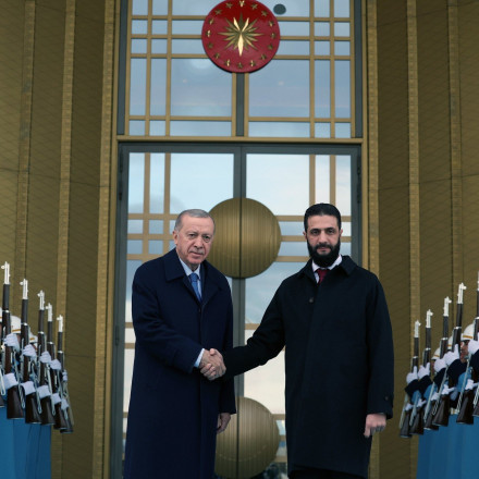 Θερμή συνάντηση Ερντογάν - Αλ Σάρα στην Άγκυρα: Χαμόγελα, αγκαλιές και ταύτιση απόψεων για Κούρδους