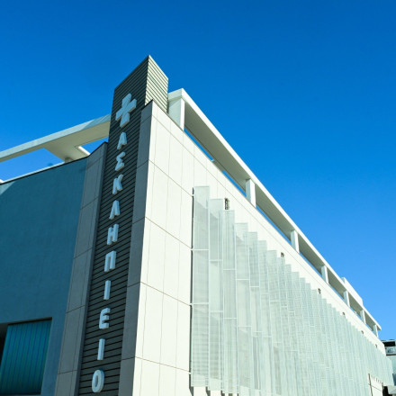 Δικηγόρος απείλησε με μαχαίρι την αδελφή του μέσα στο Ασκληπιείο Βούλας