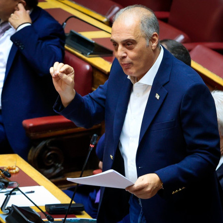 Τα βατράχια του Βελόπουλου, το φενγκ σούι Μητσοτάκη και η μπηχτή του Πολάκη