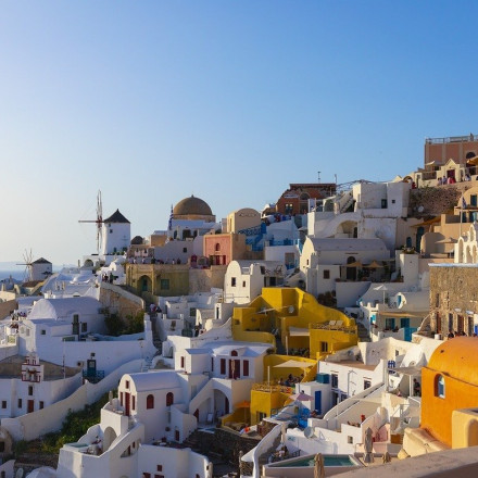 Η συνεισφορά της Σαντορίνης στην οικονομία της Ελλάδος - Ο τουρισμός και τα διάσημα κρασιά της Η συνεισφορά της Σαντορίνης στην οικονομία της Ελλάδος - Ο τουρισμός και τα διάσημα κρασιά της