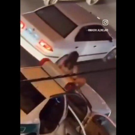 Η στιγμή που γυναίκα στο Ιράν πετάει τα ρούχα της και ανεβαίνει σε περιπολικό