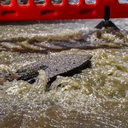 ΕΥΔΑΠ: Γιατί πλημμύρισε πάλι από λύματα η λεωφόρος Ποσειδώνος
