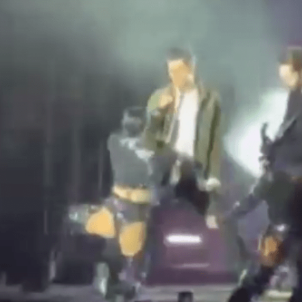 Σάκης Ρουβάς: Viral ο αισθησιακός χορός με χορεύτρια σε συναυλία στην Ξάνθη - Διχασμός στα social