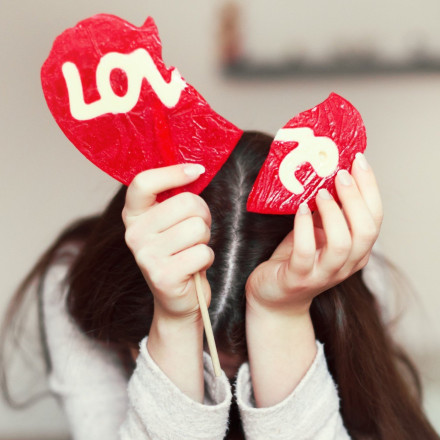 Άγιος Βαλεντίνος για πληγωμένους: Δώσε το όνομα του πρώην σε κατσαρίδα και τάισέ τον στις σουρικάτες