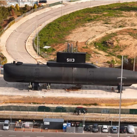 Δέος και υπερηφάνεια: Το θρυλικό υποβρύχιο Πρωτεύς ΙΙ έπιασε στεριά δίπλα στο θωρηκτό Αβέρωφ