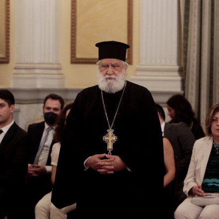 «Το κύμα έφτασε στα 25 μέτρα»: Ο πατέρας Θωμάς Συνοδινός θυμάται τον σεισμό του 1956 στην Αμοργό