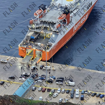 Σεισμοί στη Σαντορίνη: Συνεχίζει να «τρέμει» το νησί - Πλήθος κόσμου στο λιμάνι, νέα δόνηση 4,8 R