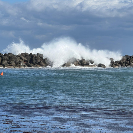 Πύργος: Αστυνομικός και ιδιοκτήτης καντίνας έσωσαν από βέβαιο πνιγμό 67χρονο σε παραλία