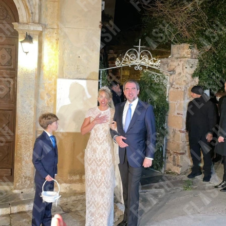 Παντρεύτηκαν η Χρυσή Βαρδινογιάννη και ο Νικόλαος Ντε Γκρες - Η στιγμή που βγαίνουν από την εκκλησία