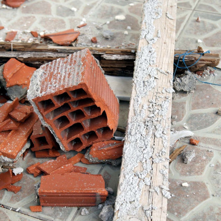 Σέρρες: Πέταξε τούβλο στον γείτονά του επειδή μετακίνησε τον κάδο απορριμμάτων