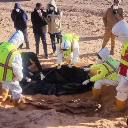 Δύο ομαδικοί τάφοι στη Λιβύη «έκρυβαν» 93 πτώματα - Συμμορίες απαγάγουν και βασανίζουν μετανάστες