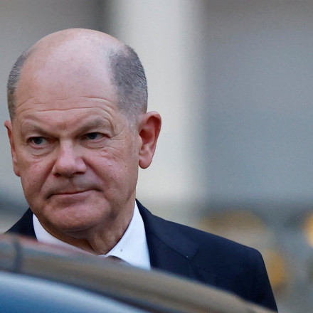 Μήνυμα Σολτς μετά τη Σύνοδο Κορυφής στο Παρίσι: Κανείς δεν θα επιβάλλει όρους στην Ουκρανία