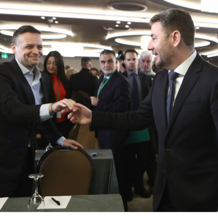 Ο Δούκας κάνει μαθήματα εξωστρέφειας και διπλωματίας στον Ανδρουλάκη