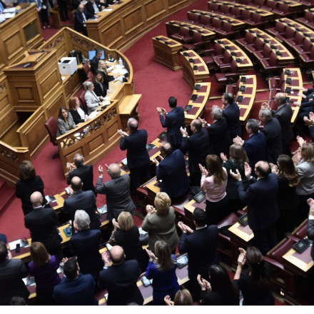 Ο Ανδρουλάκης, η ψηφοφορία στη Βουλή και το Savoir Vivre του Ζαμπούνη