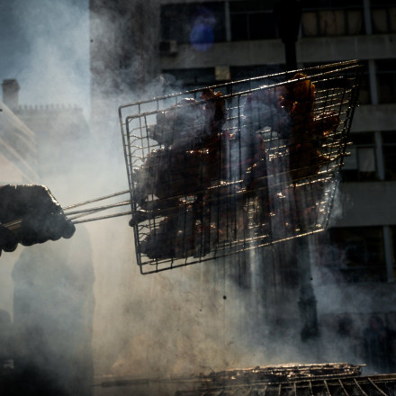 Καμία απαγόρευση στις ψησταριές των πανηγυριών - Διευκρινίσεις από την κυβέρνηση για τα catering