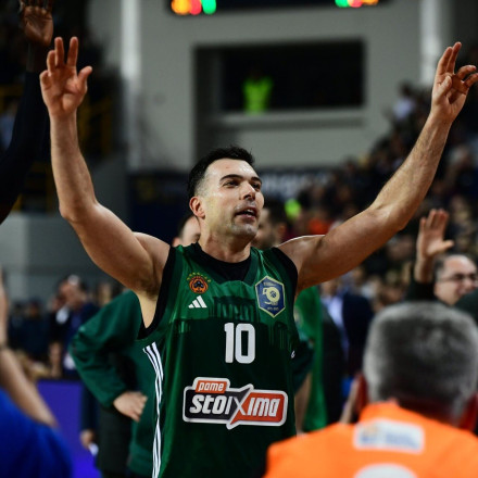 Ο Κώστας Σλούκας γιόρτασε την κατάκτηση του Κυπέλλου Ελλάδας με... άρωμα και στίχους του ΛΕΞ