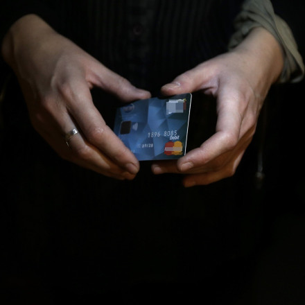 Τα σενάρια για τις αλλαγές στην προπληρωμένη κάρτα των επιδομάτων: Τι αλλάζει για τους δικαιούχους