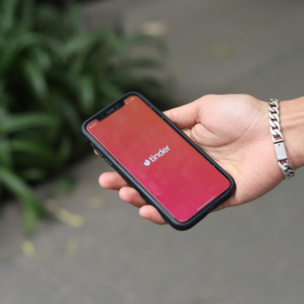 Η GenZ παρατάει τα dating apps: Πού στρέφονται οι νέοι για να βρουν σύντροφο