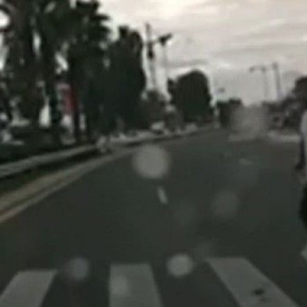 Βίντεο που κόβει την ανάσα: Πεζός διασχίζει την Παραλιακή με κόκκινο και γλιτώνει στο δευτερόλεπτο