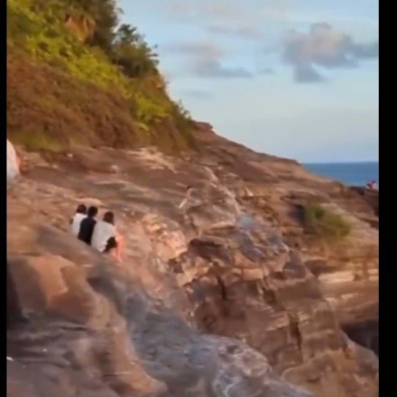 Χαβάη: Η βουτιά θανάτου 28χρονου από γκρεμό 15 μέτρων - Συγκλονιστικό βίντεο