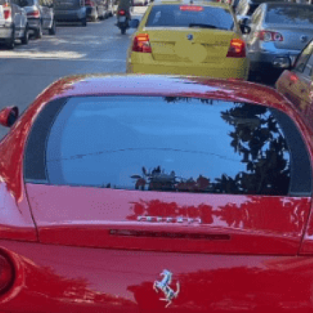 Ο «κακός χαμός» με τη Ferrari στο Αιγάλεω – Το ίντερνετ δεν «συγχώρεσε» το διπλοπαρκάρισμα
