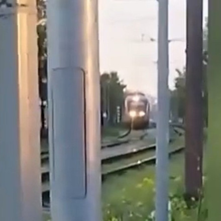 Βίντεο ντοκουμέντο δείχνει τρένο να περνάει διάβαση χωρίς να έχουν κατέβει οι μπάρες