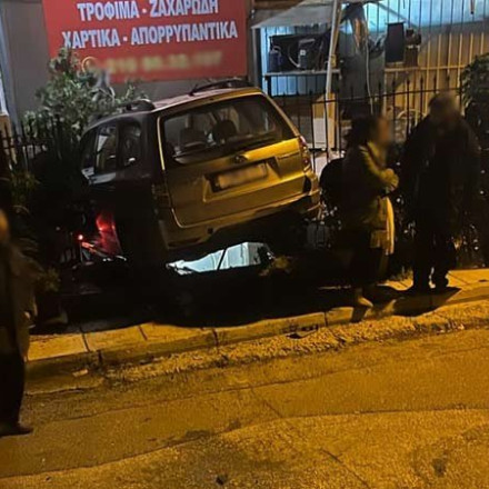 Tζιπ έπεσε σε στάση λεωφορείου στη Νέα Πεντέλη και κατέληξε σε μίνι μάρκετ - 4 τραυματίες