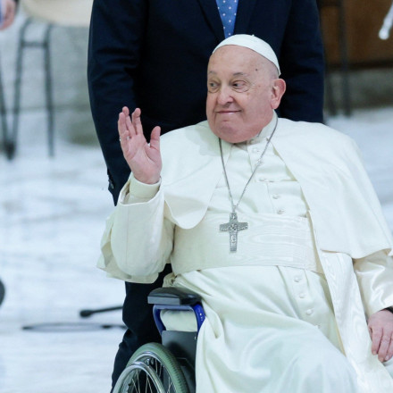 Εκτός κινδύνου ο πάπας Φραγκίσκος: Θετική η πρόβλεψη των γιατρών για την υγεία του